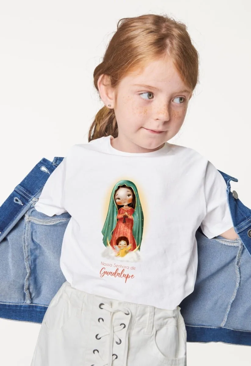 Menina ruiva usando camiseta branca com estampa de arte digital de figura religiosa.