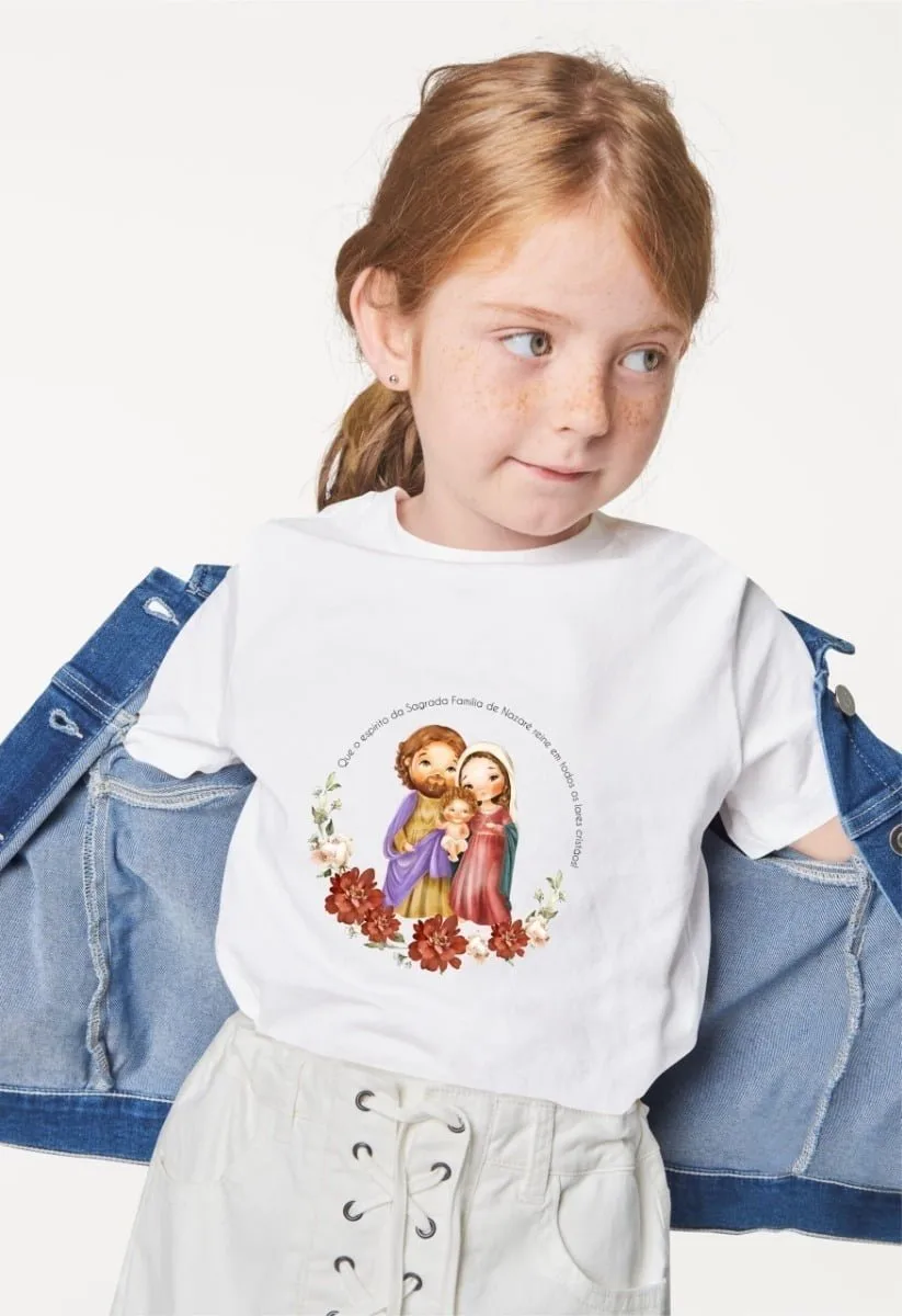 Kit Digital Ilustrações Sagrada Família Papelaria Imprimir 7 Menina ruiva vestindo camiseta branca com estampa religiosa e jaqueta jeans aberta.