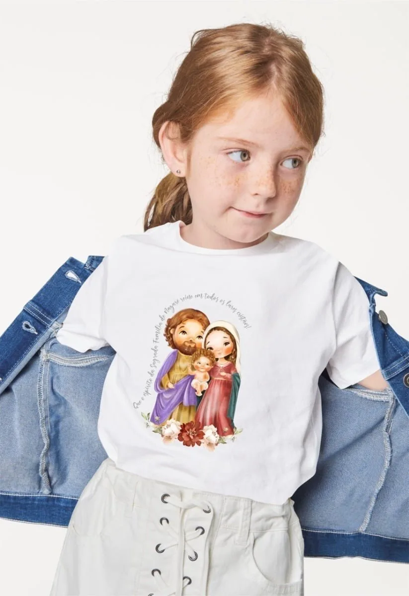 Kit Digital Ilustrações Sagrada Família Papelaria Imprimir 6 Menina ruiva veste camiseta branca estampada com uma ilustração religiosa e jaqueta jeans.