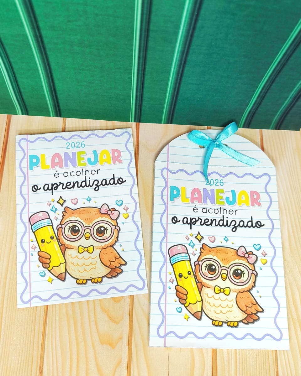 Kit Digital Mimos Escolares Volta às Aulas 2026 1 Dois itens de papelaria com ilustração de coruja, lápis e texto sobre planejamento escolar.