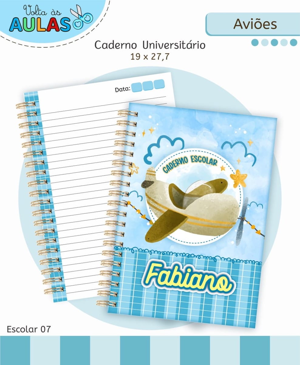 Kit Escolar Aviões para Sublimação e Encadernação 1 Caderno escolar azul com capa ilustrada de avião e folhas pautadas internas.