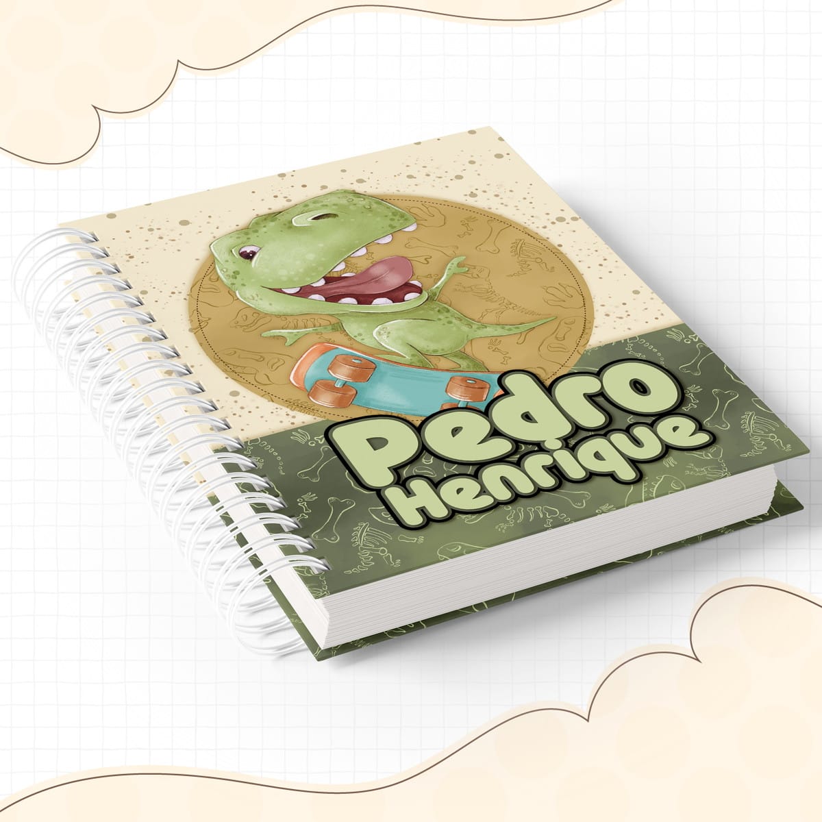 Kit Escolar Dinossauro Arquivo Digital para Imprimir 2 Caderno espiral com capa de dinossauro verde de skate e fundo de esqueletos.