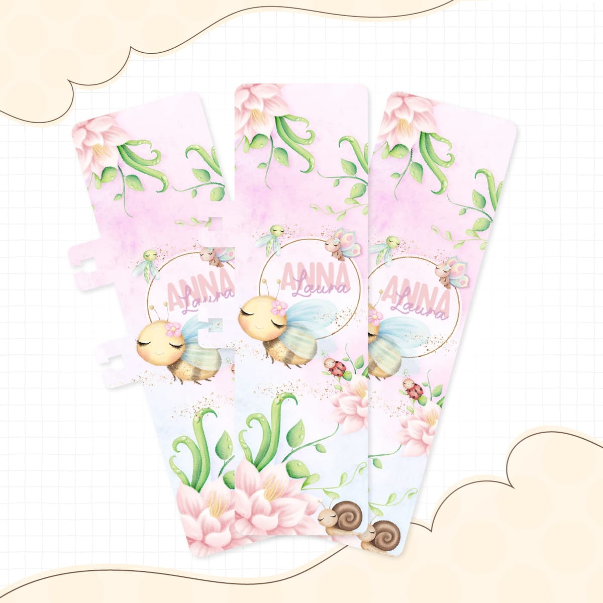 Kit Escolar Jardim Encantado Arquivo Digital 3 Três artes digitais idênticas com tema de abelha, flores e insetos em fundo rosa e azul.
