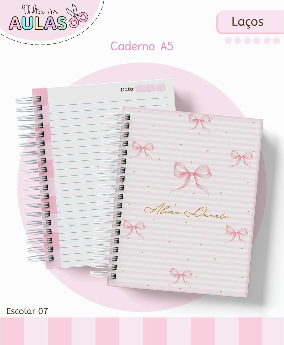 Kit Escolar Laços Digital para Imprimir e Personalizar 1 Caderno espiralado rosa com estampa de laços e linhas internas visíveis.