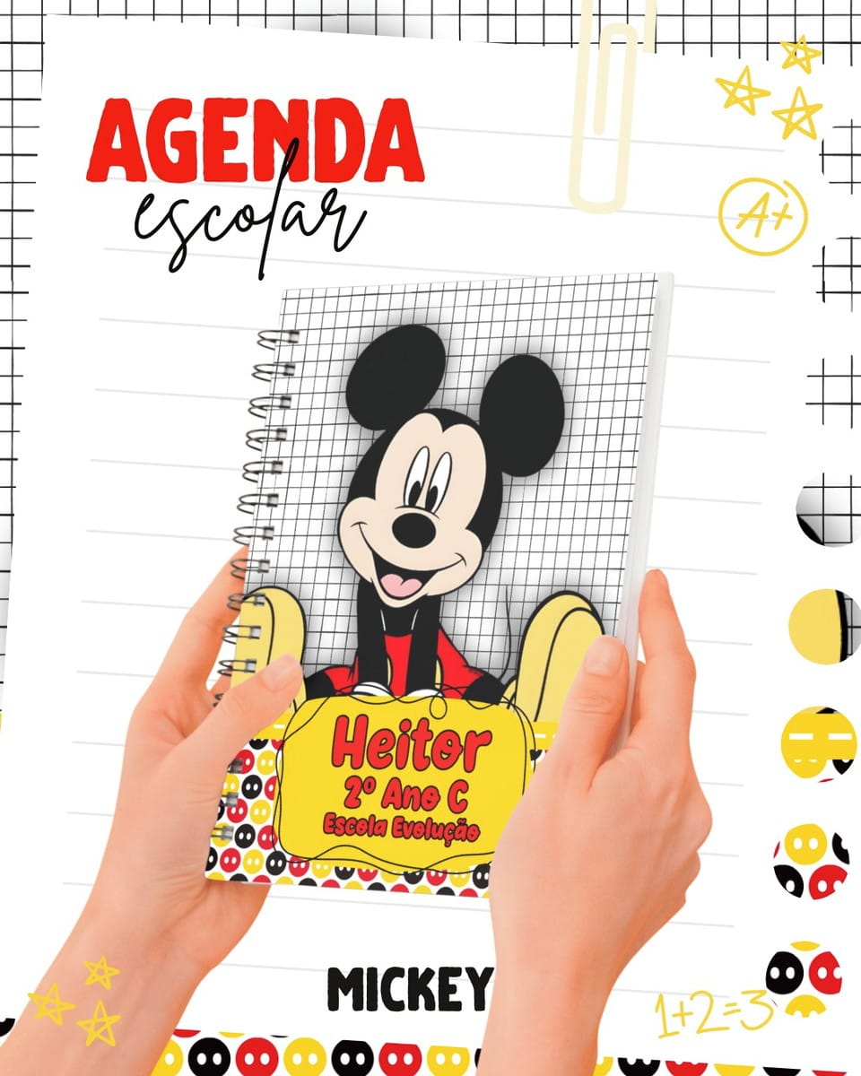 Kit Escolar Mickey Digital para Imprimir 1 Duas mãos seguram um caderno escolar personalizado com desenho animado.