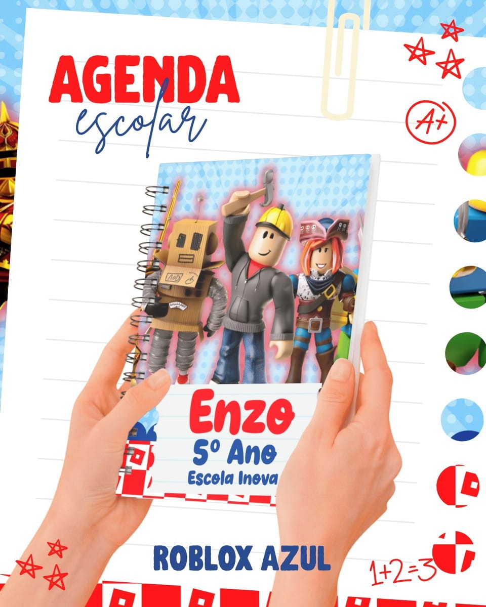 Kit Escolar Roblox Arquivo Digital Volta as Aulas 2 Duas mãos seguram um caderno escolar personalizado com personagens de jogos eletrônicos infantis.