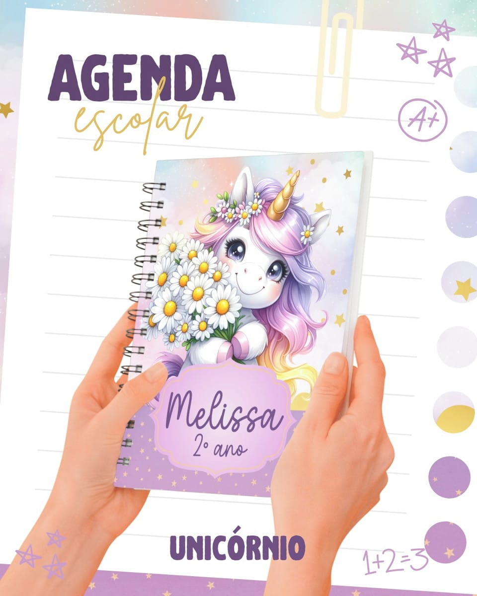 Kit Escolar Unicórnio Arquivo Digital para Volta às Aulas 3 Duas mãos seguram um caderno escolar espiral com estampa de unicórnio.