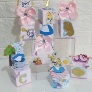 Kit Festa Alice 9 Caixas personalizadas de papelaria com temas de conto fantástico e laços de cetim.