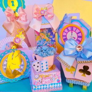 Caixinhas decoradas coloridas com laços de fita e ilustrações temáticas em fundo colorido.