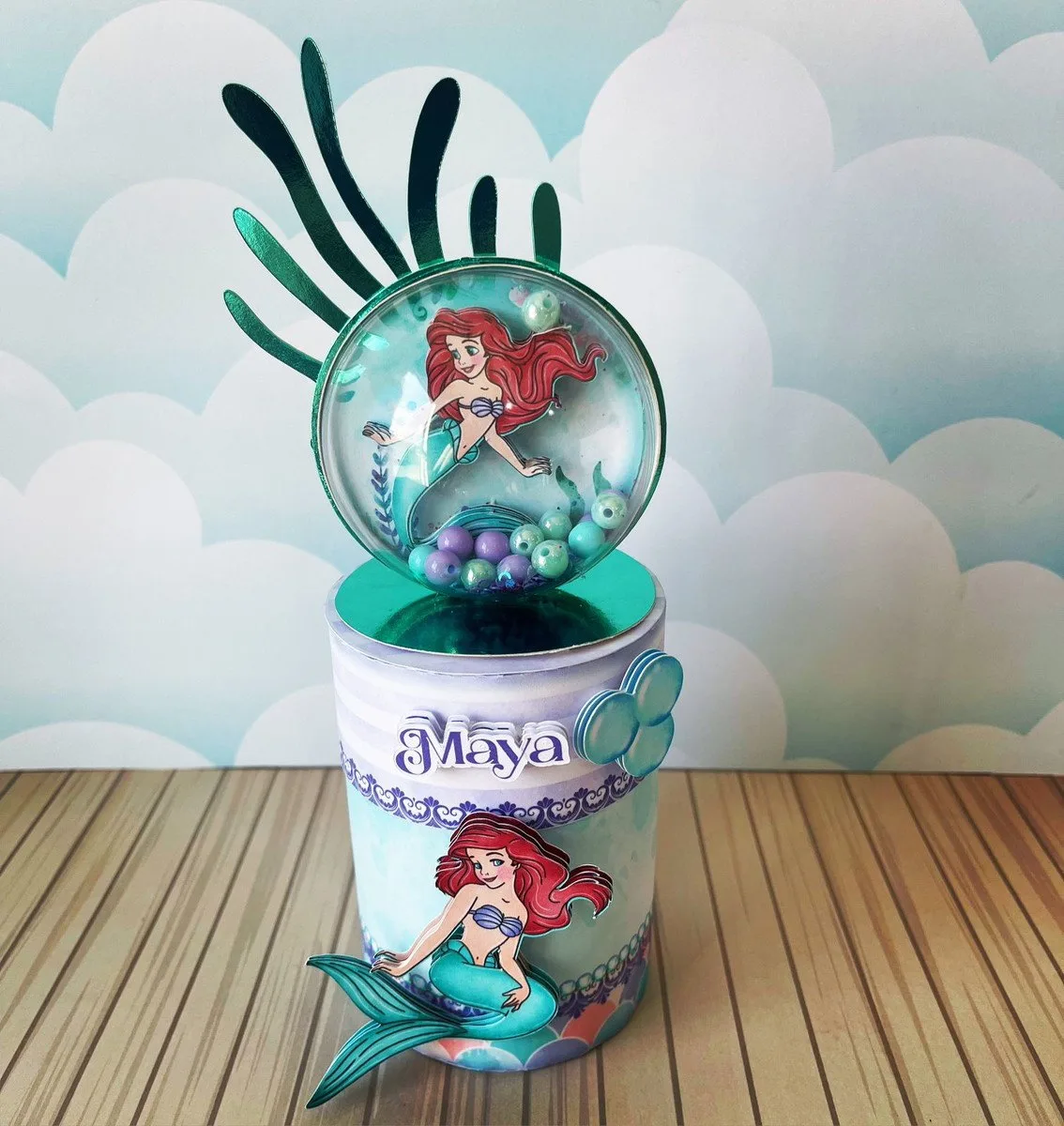 Kit Festa Ariel Luxo 2 Topo de bolo personalizado com temática de sereia em tons de azul e verde