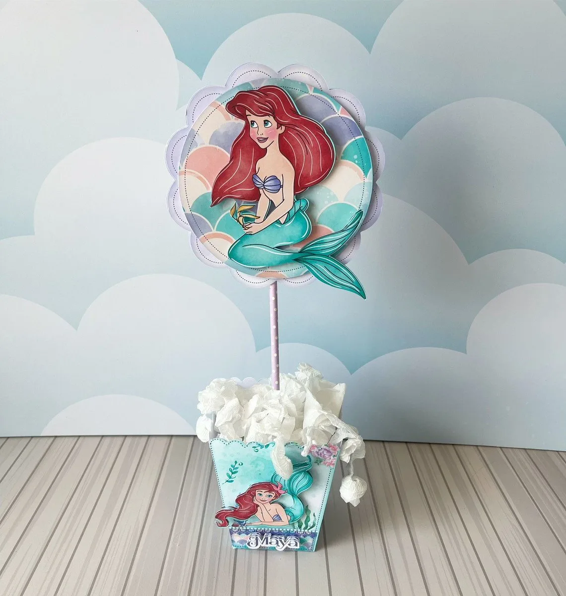 Kit Festa Ariel Luxo 4 Topo de bolo de papel com ilustração de sereia e fundo de nuvens