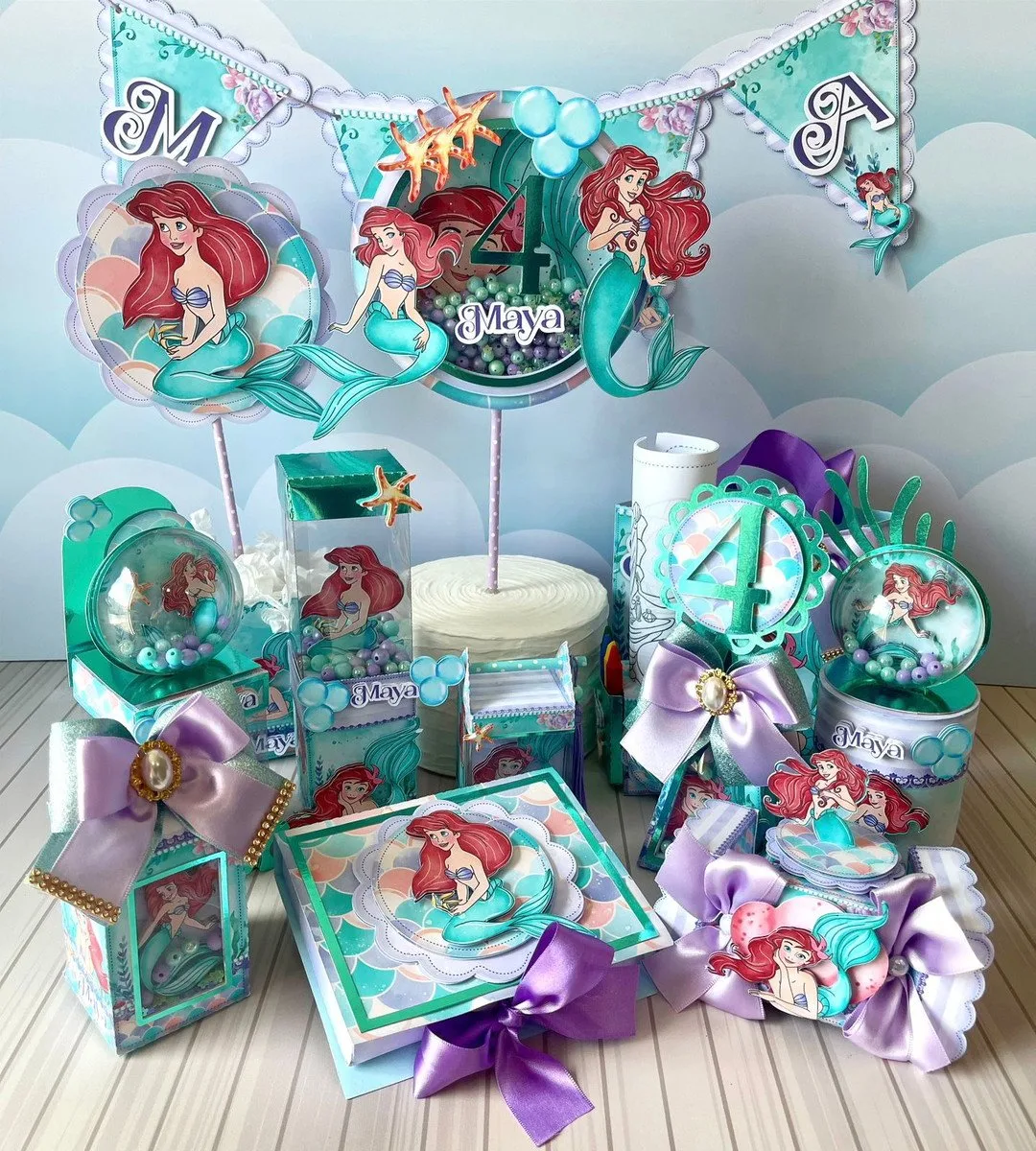 Kit Festa Ariel Luxo 1 Conjunto de decorações de festa com tema de sereia e elementos marinhos.