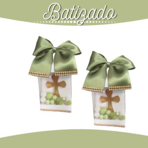 Duas caixas decoradas com laço verde e cruzes douradas para batizado.