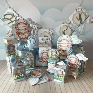 Conjunto de enfeites de papel em formato de balão com bichinhos.