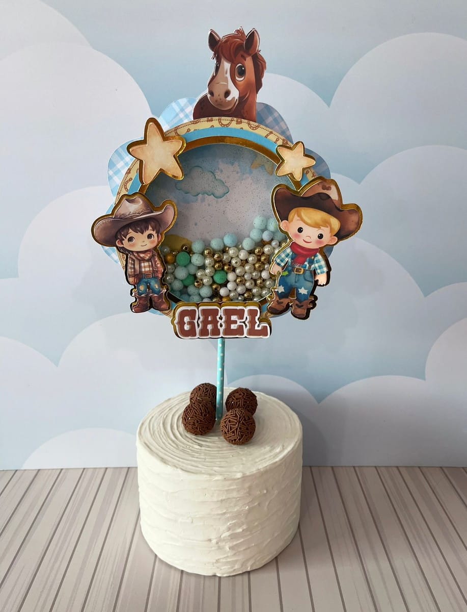 Kit Festa Cowboy Menino Studio e PDF para Personalizar 2 Topo de bolo com tema de vaqueiro, desenhos de crianças e cavalo, sobre bolo branco.