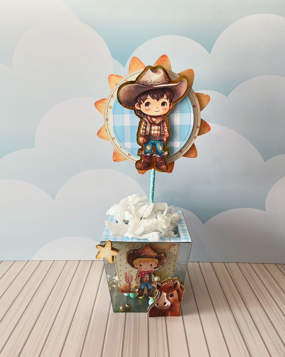 Kit Festa Cowboy Menino Studio e PDF para Personalizar 3 Topo de bolo com personagem de caubói infantil em cima de sol de papel