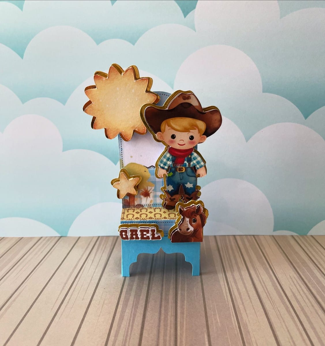 Kit Festa Cowboy Menino Studio e PDF para Personalizar 5 Enfeite de papel com tema de caubói menino sol e cavalo