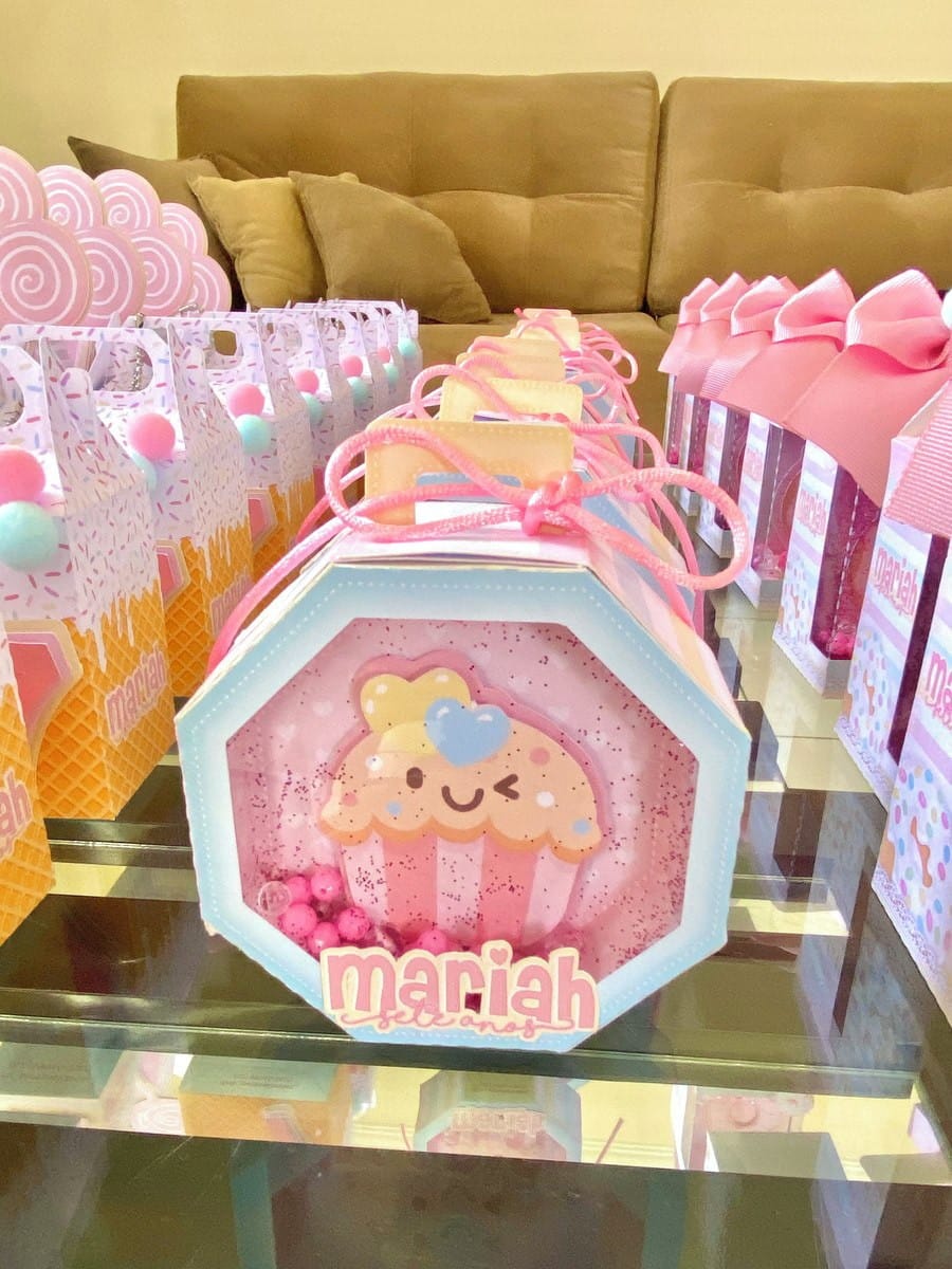 Kit Festa Doceria Studio Artes Digitais Kawaii para Corte 4 Caixas hexagonais decoradas com desenho de cupcake e detalhes cor de rosa.