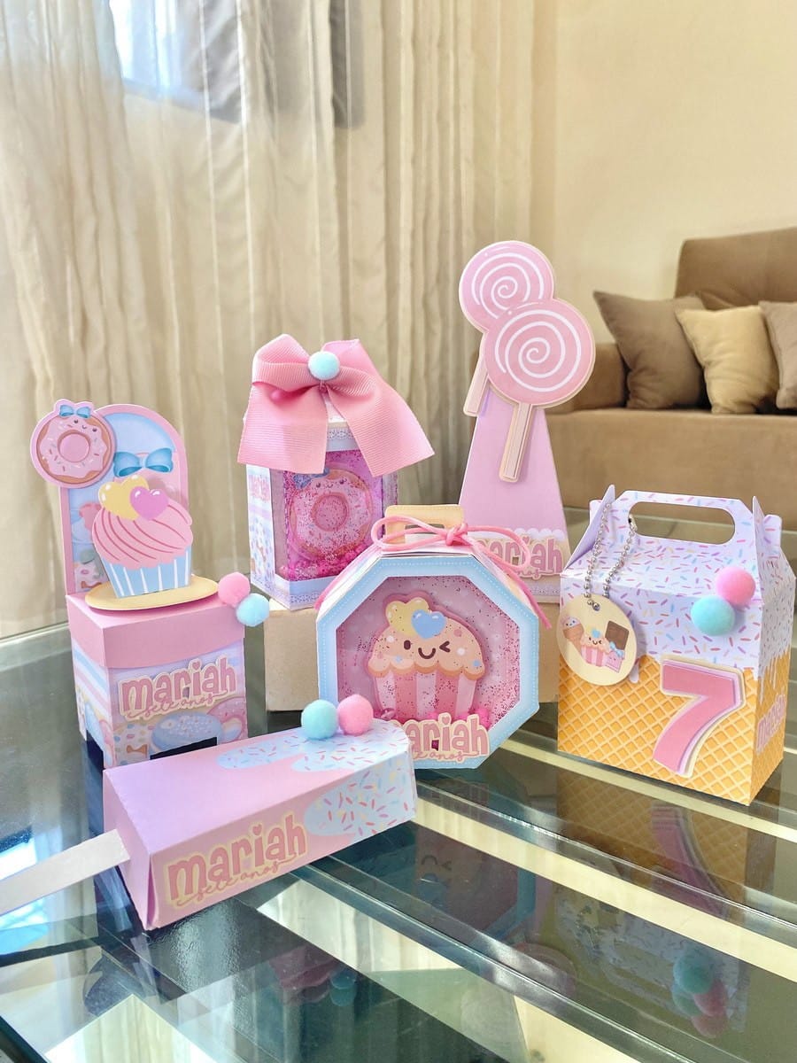Kit Festa Doceria Studio Artes Digitais Kawaii para Corte 5 Várias caixas de papel personalizadas com temática de doces e cores em tons pastéis.