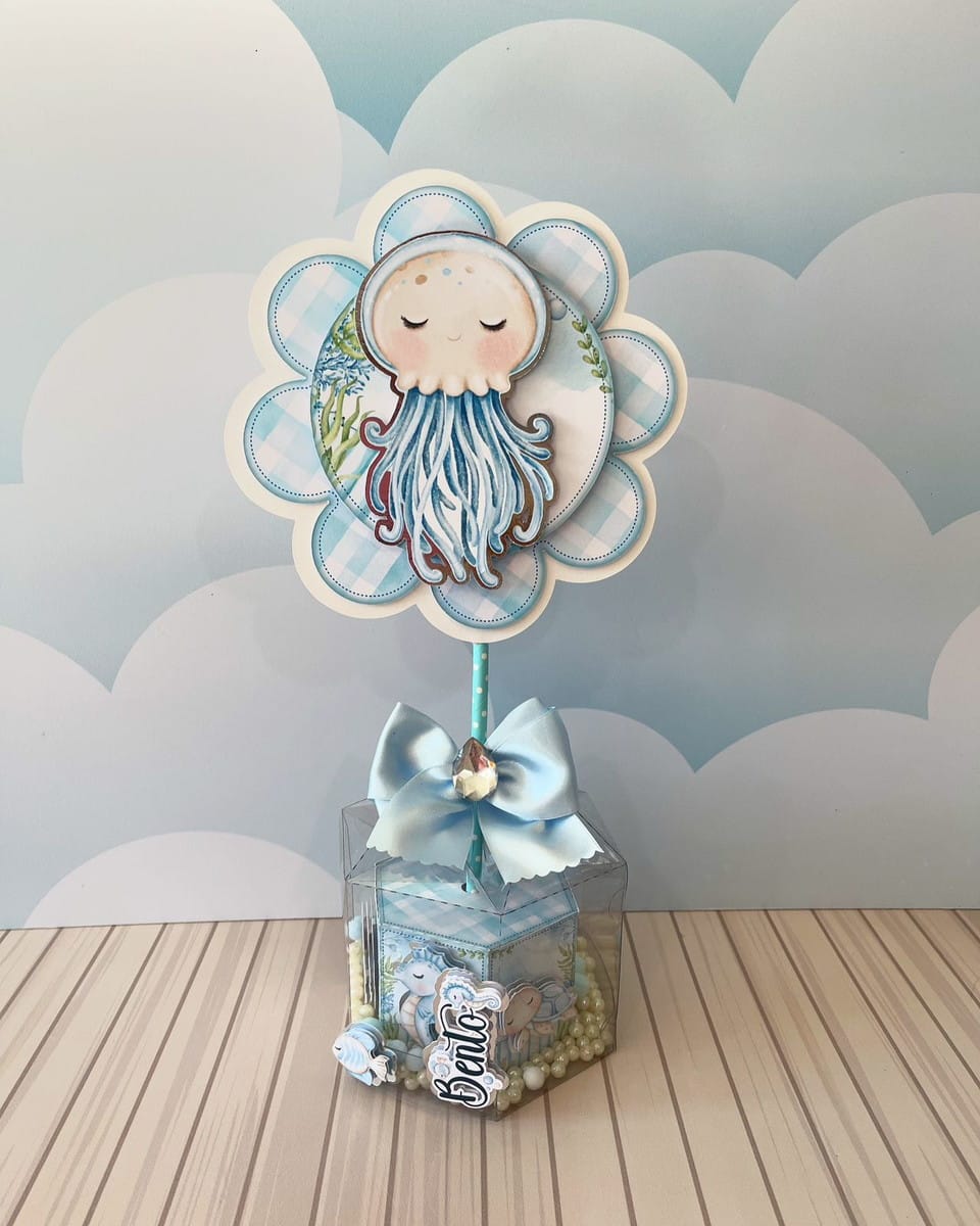 Kit Festa Fundo do Mar Azul em PDF e Studio 2 Arte digital de centro de mesa com água-viva e tema marinho.