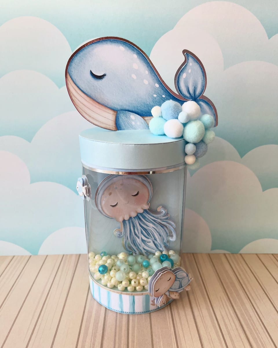 Kit Festa Fundo do Mar Azul em PDF e Studio 4 Design de baleia azul e amigos marinhos em recipiente transparente decorado.