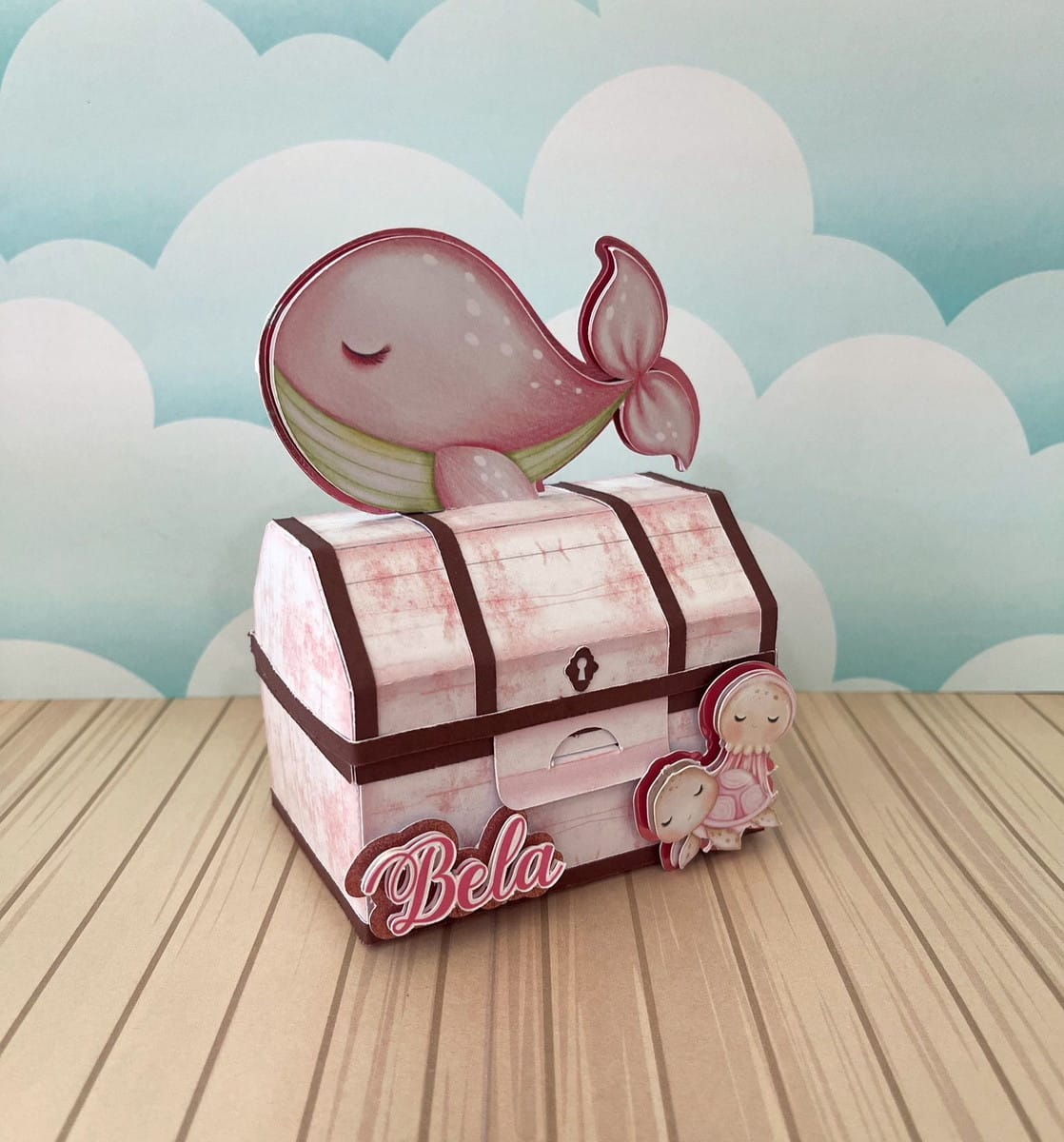 Kit Festa Fundo do Mar Rosa Digital para Imprimir e Cortar 4 Caixa decorativa de papel com baleia rosa, água-viva e tartaruga, sobre fundo de nuvens.