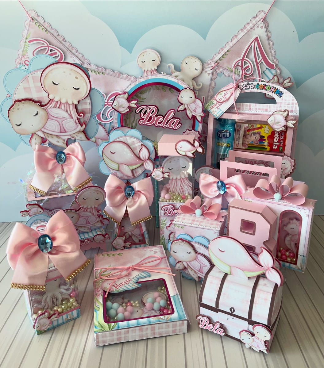 Kit Festa Fundo do Mar Rosa Digital para Imprimir e Cortar 1 Uma coleção de lembrancinhas artesanais com tema marinho, em tons de rosa e azul, com personagens fofos.