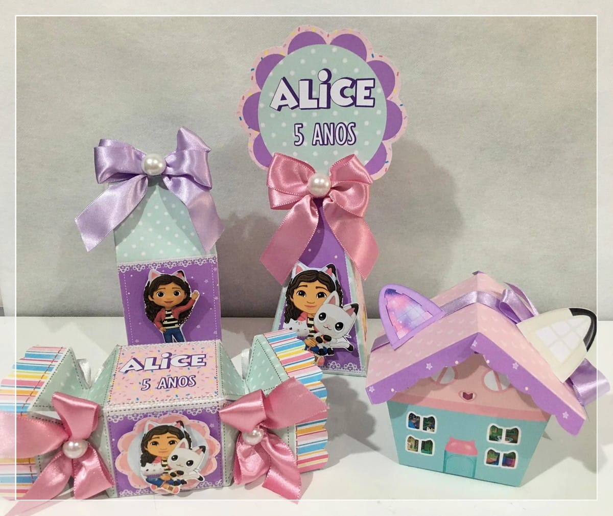 Kit Festa Gabby Digital em PDF e Studio para Imprimir 1 Conjunto de caixas de papel decoradas com laços para festa de aniversário infantil