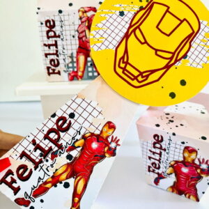 Decoração de festa personalizada com tema de super-herói metálico e cores vivas.