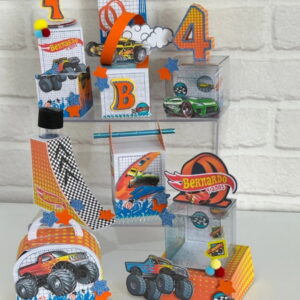 Conjunto de enfeites de festa com temática de carros e pistas.