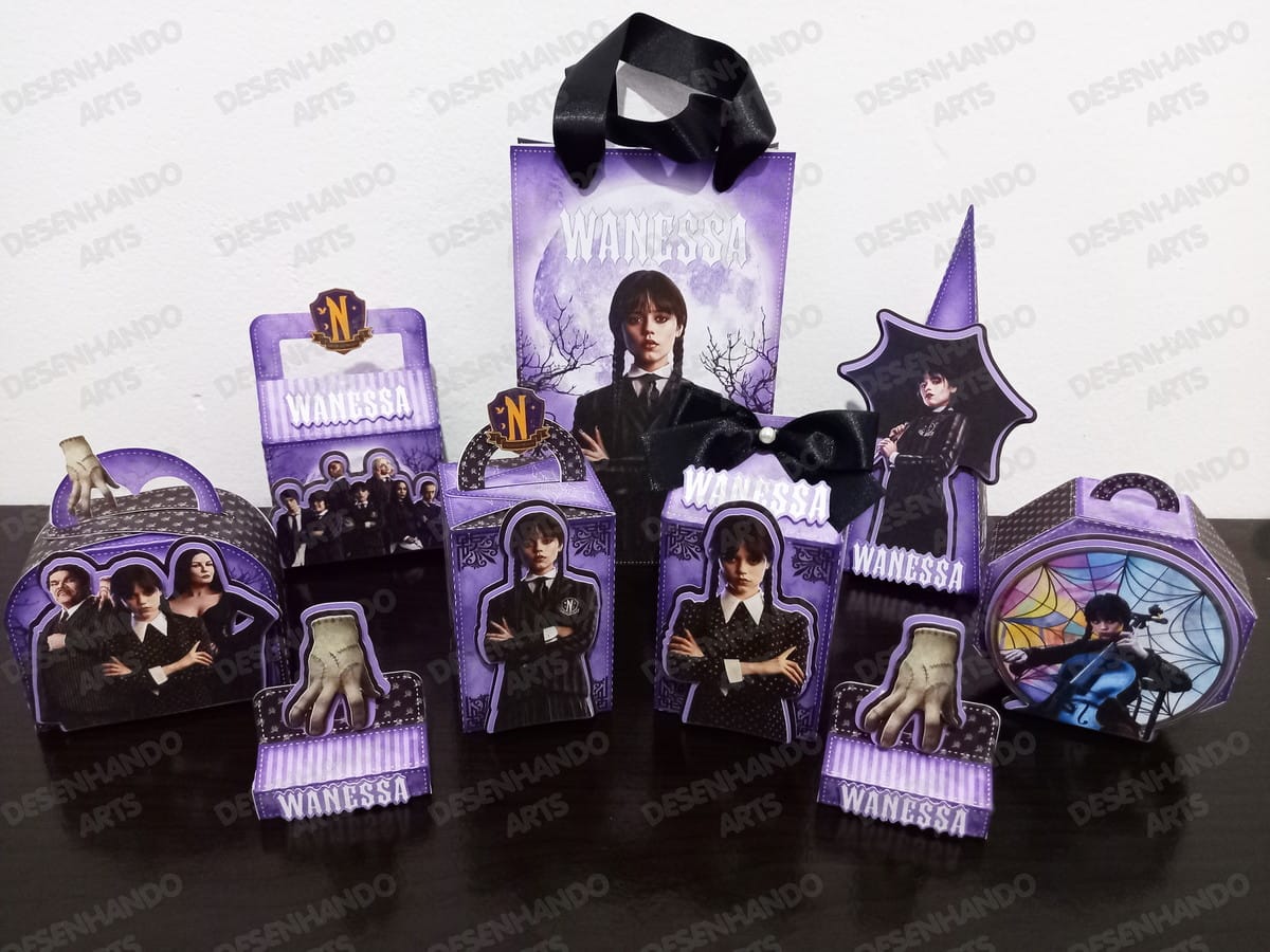 Kit Festa Infantil Wandinha Arquivo Digital para Corte 1 Conjunto de lembrancinhas de papel personalizadas com temática gótica e tons roxos.
