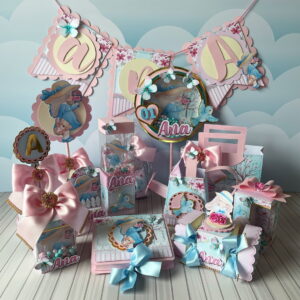 Conjunto de lembrancinhas de papelaria personalizada em tons de rosa e azul com laços.