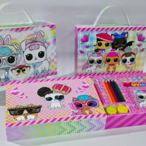 Tres maletas de papel estampadas con desenhos de animais com grandes olhos brilhantes.
