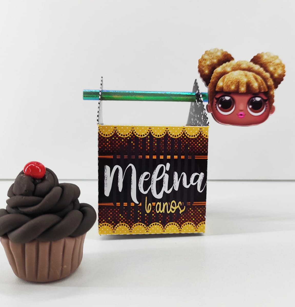 Kit Festa Lol Queen Bee Digital para Imprimir 2 Arte digital de caixa de festa com tema de boneca e cupcake de argila.