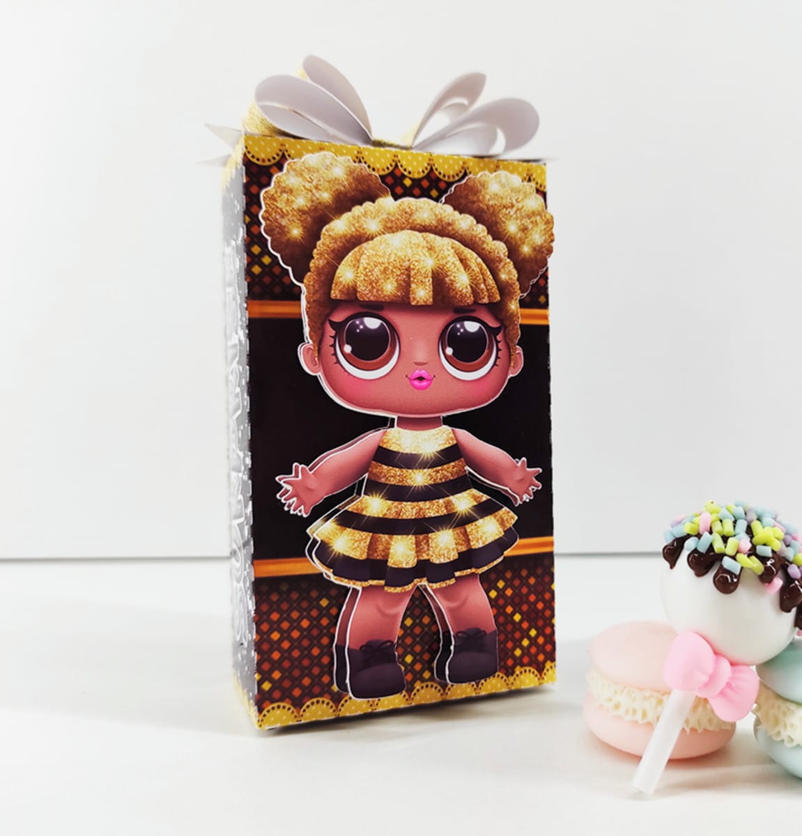 Kit Festa Lol Queen Bee Digital para Imprimir 3 Arte digital de caixa de festa com boneca de cabelo e vestido dourados.