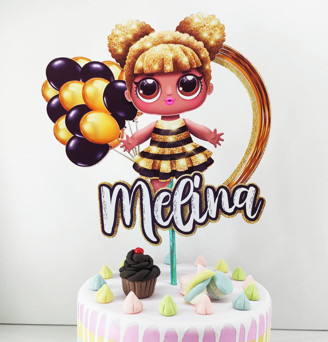 Kit Festa Lol Queen Bee Digital para Imprimir 4 Design de topper de bolo com boneca estilizada, balões e moldura dourada.