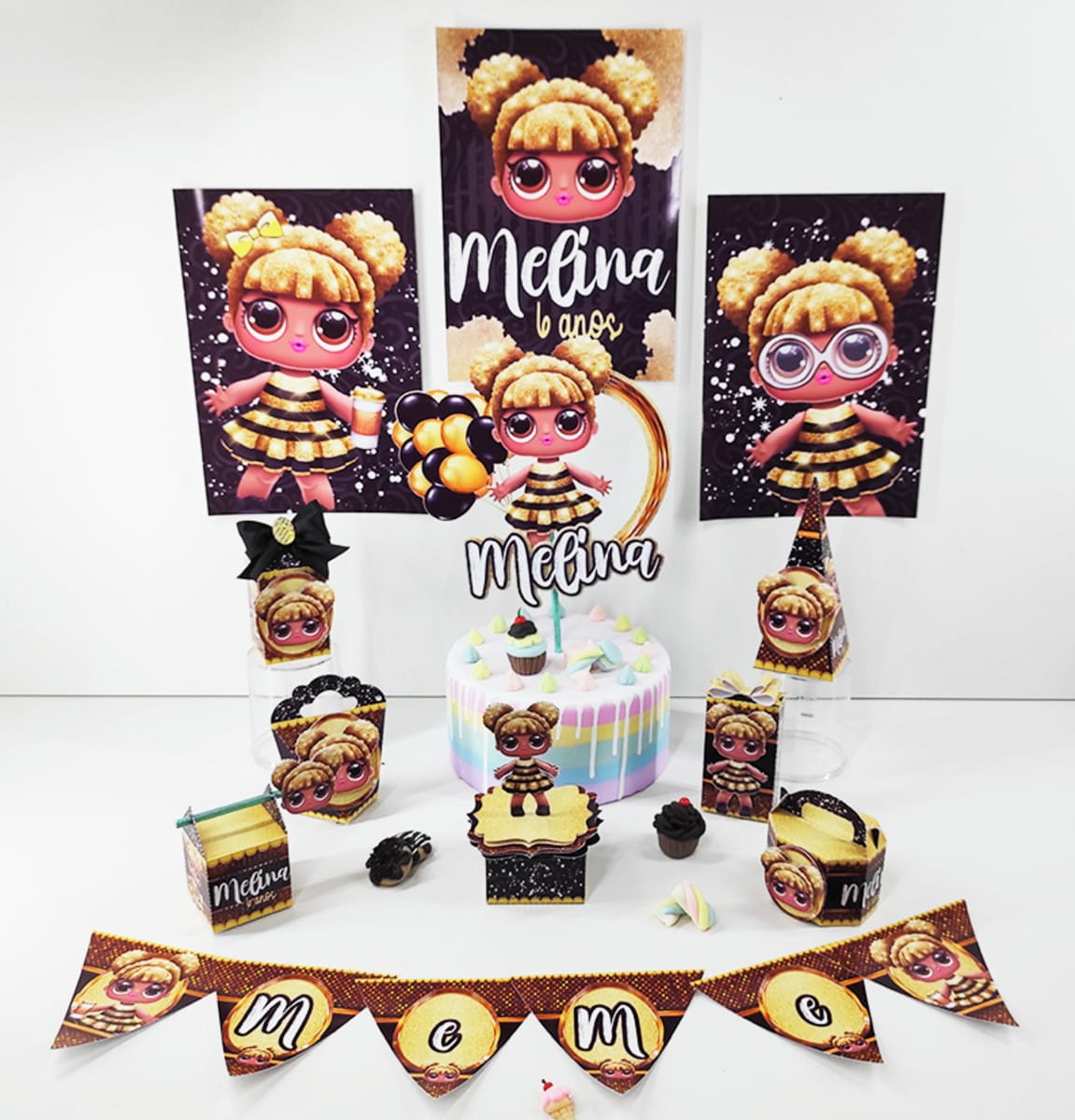 Kit Festa Lol Queen Bee Digital para Imprimir 1 Kit festa com arte digital de boneca abelha em banners, toppers e caixas de papel.