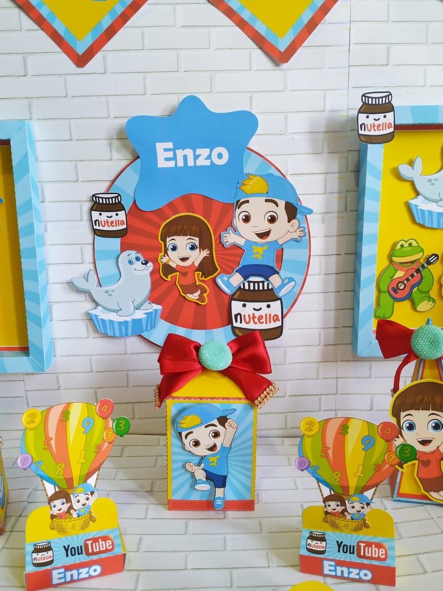 Kit Festa Digital Luccas Neto e Gi para Imprimir 3 Designs de festa infantil com personagens animados, balões coloridos e tema divertido.