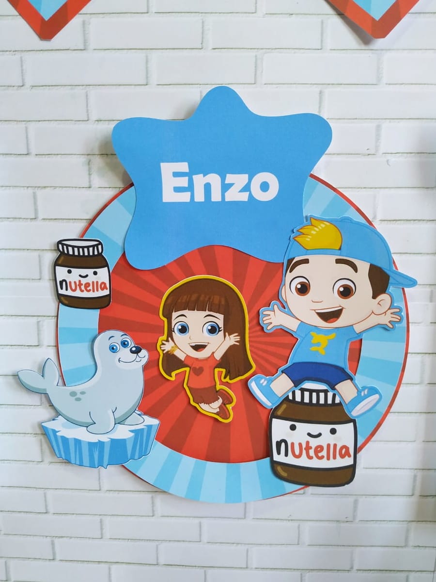 Kit Festa Digital Luccas Neto e Gi para Imprimir 4 Decoração de festa infantil colorida com personagens de desenho, um nome em estrela e potes de doce.