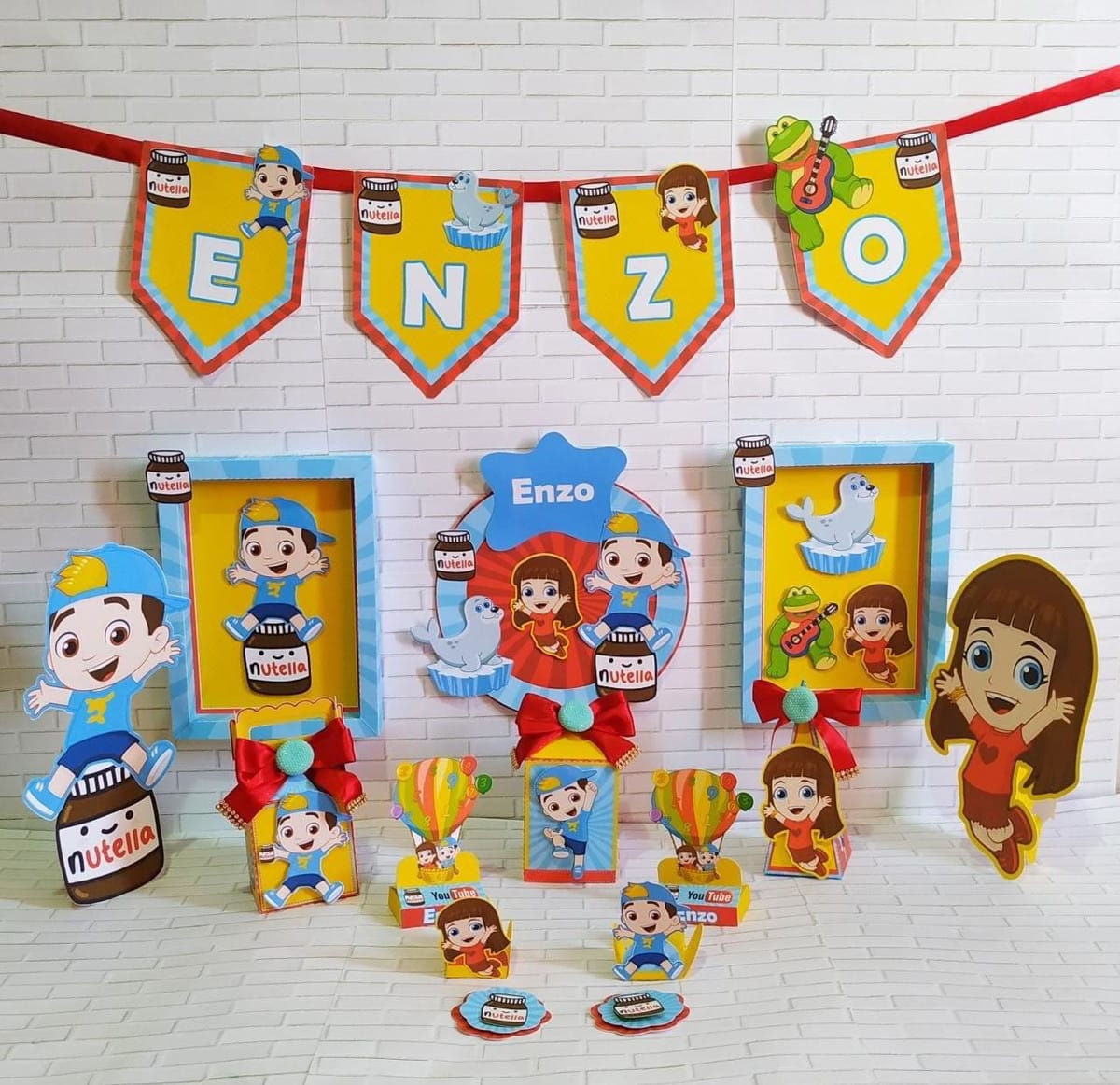 Kit Festa Digital Luccas Neto e Gi para Imprimir 1 Decorações de festa infantil com tema de personagens de desenho e potes de Nutella.