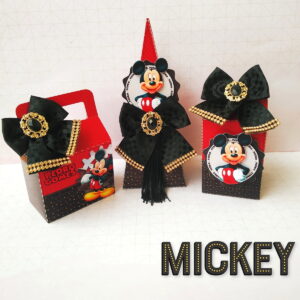 Tres caixas decoradas personalizadas nas cores vermelha e preta com o personagem.