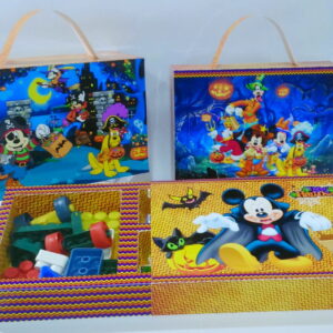 Três caixas decoradas com tema de Halloween e personagens infantis coloridos.