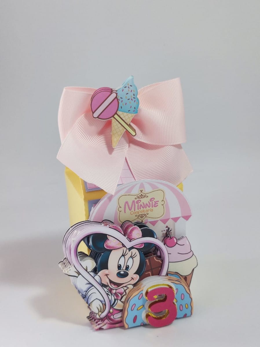 Kit Festa Minnie Confeiteira Luxo em Studio e PDF 3 Arte digital de caixa decorativa com personagem feminina, laço rosa, doces e número três.