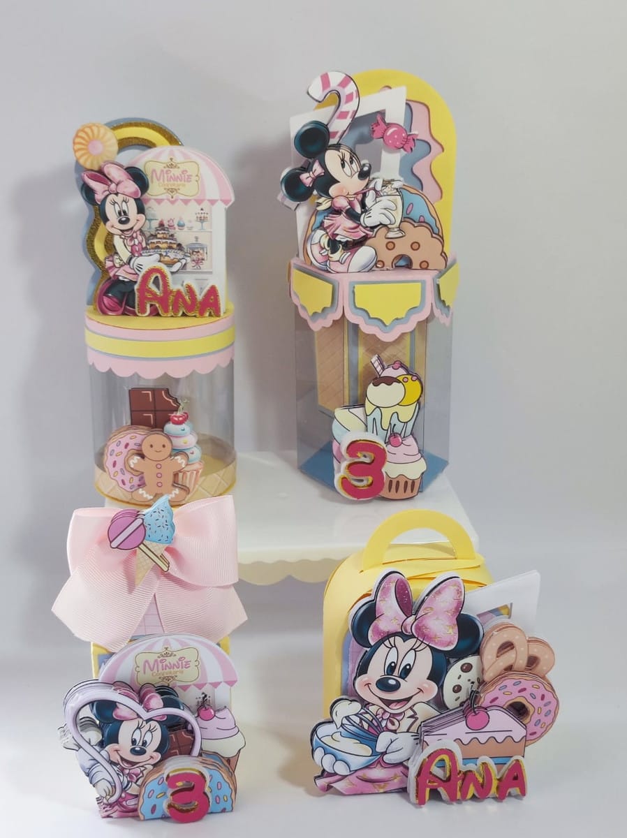 Kit Festa Minnie Confeiteira Luxo em Studio e PDF 4 Quatro ilustrações da Minnie Mouse com doces e elementos de festa infantis.