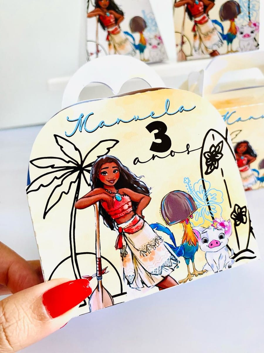 Kit Festa Moana Digital com Arquivo Studio e PDF 2 Caixa personalizada de papel com ilustrações de personagem feminina, animal e elementos tropicais.