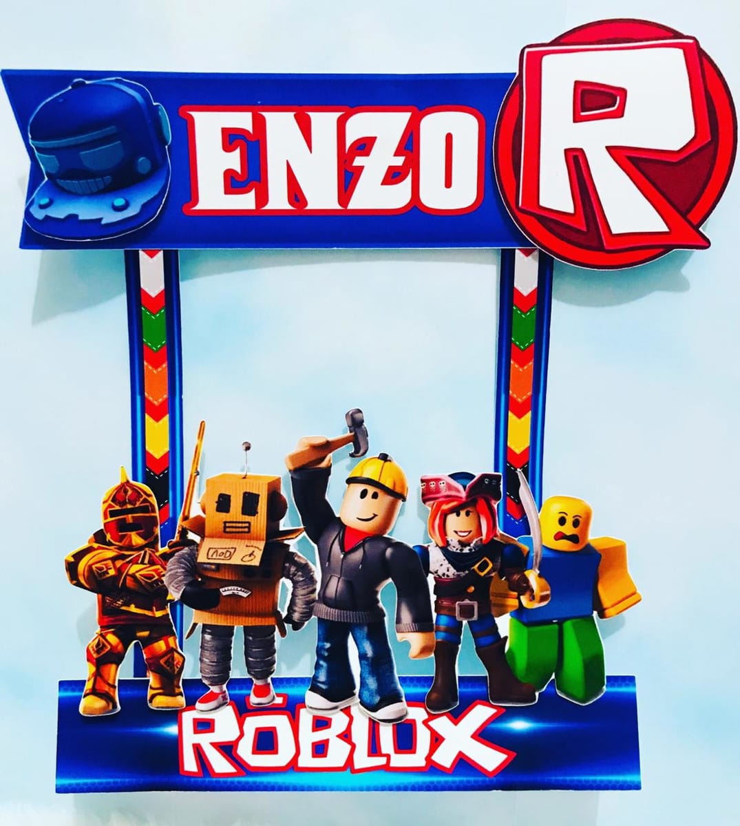 Kit Festa Roblox Editável com Moldes para Imprimir 3 Arte digital com figuras de jogo e logo "ROBLOX" em um banner azul.