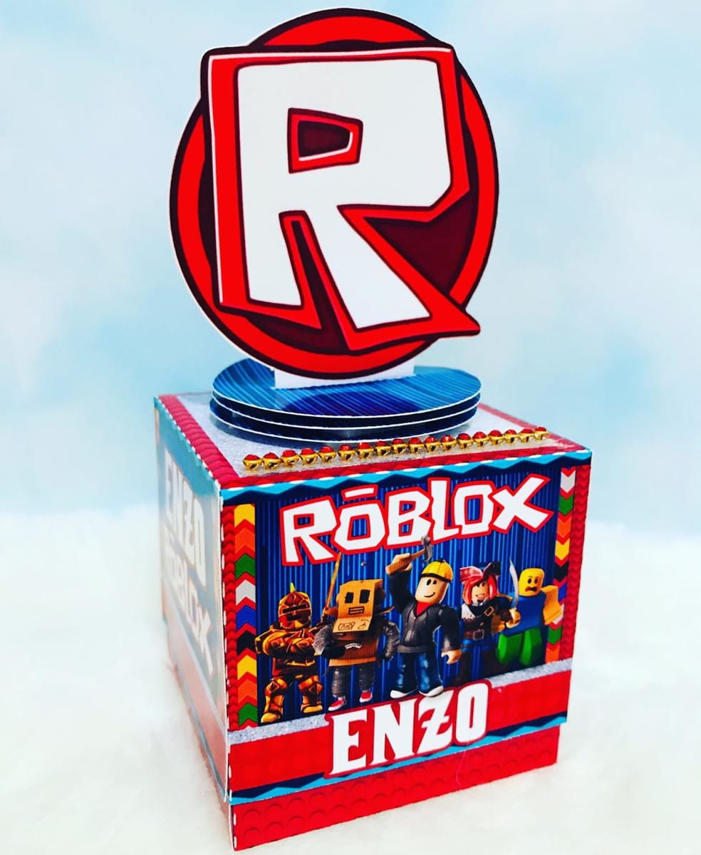 Kit Festa Roblox Editável com Moldes para Imprimir 4 Design digital temático de jogo de blocos, com personagens e logotipo 'R'.