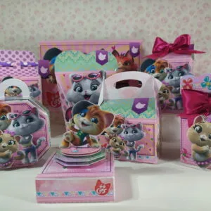 Kit de lembrancinhas personalizadas com tema de gatos em tons de rosa e roxo.