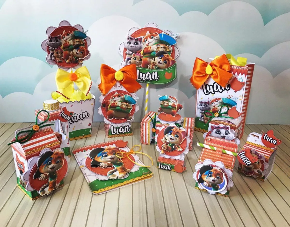 Conjunto de caixas de papel decoradas com desenhos de gatos animados e laços amarelos.