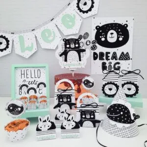Decoração de festa infantil com tema de ursos em preto, branco e verde claro.